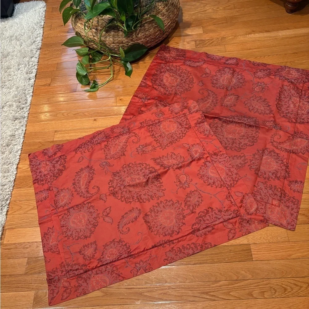SFERRA Red Paisley Pillowcases